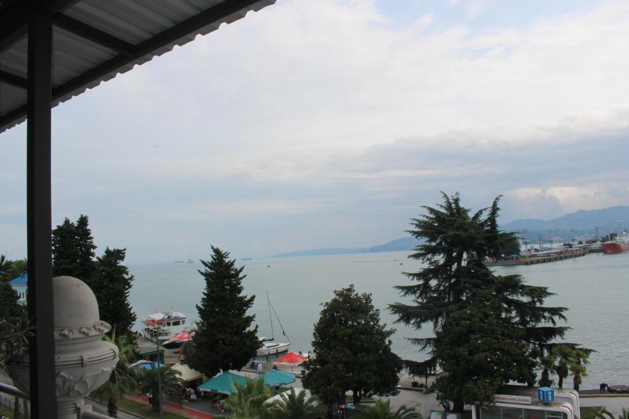 Boutique Hotel 32 Batumi Esterno foto