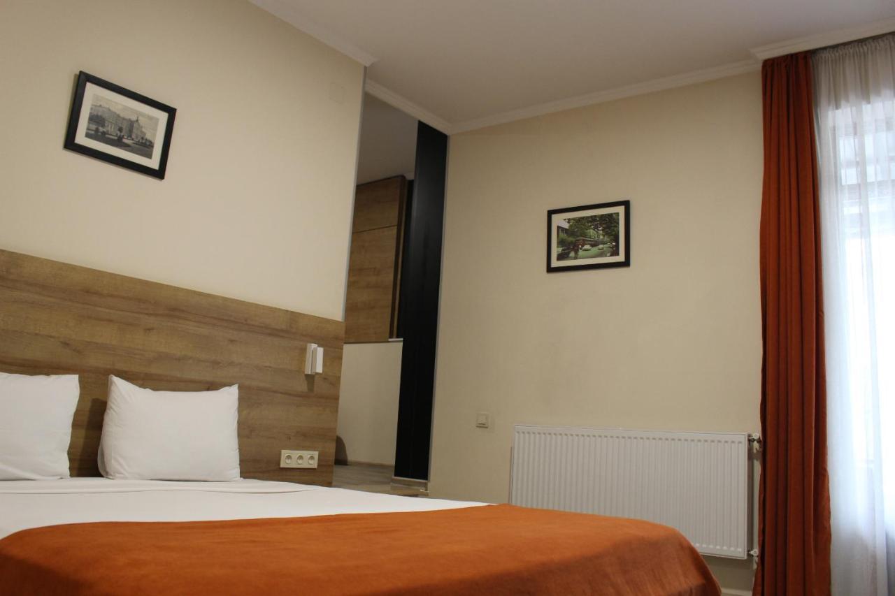 Boutique Hotel 32 Batumi Esterno foto