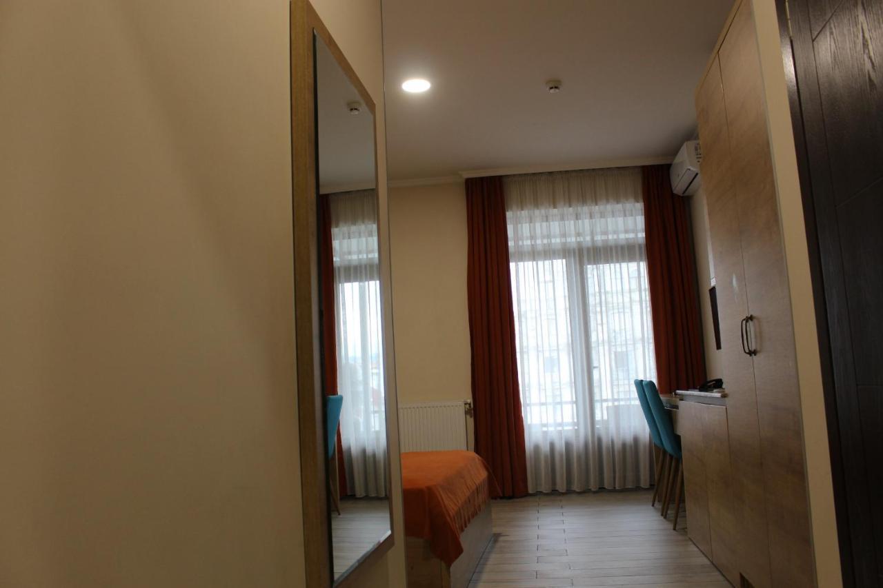 Boutique Hotel 32 Batumi Esterno foto