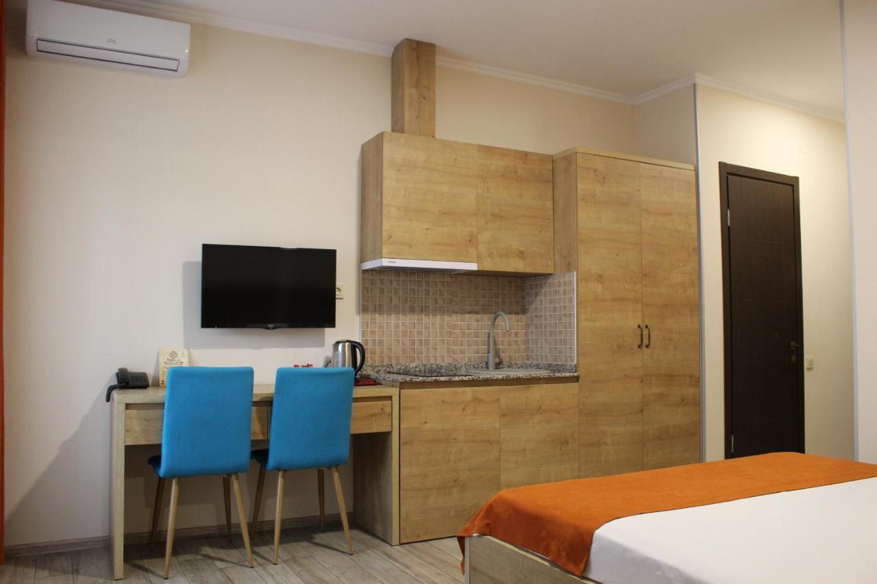 Boutique Hotel 32 Batumi Esterno foto