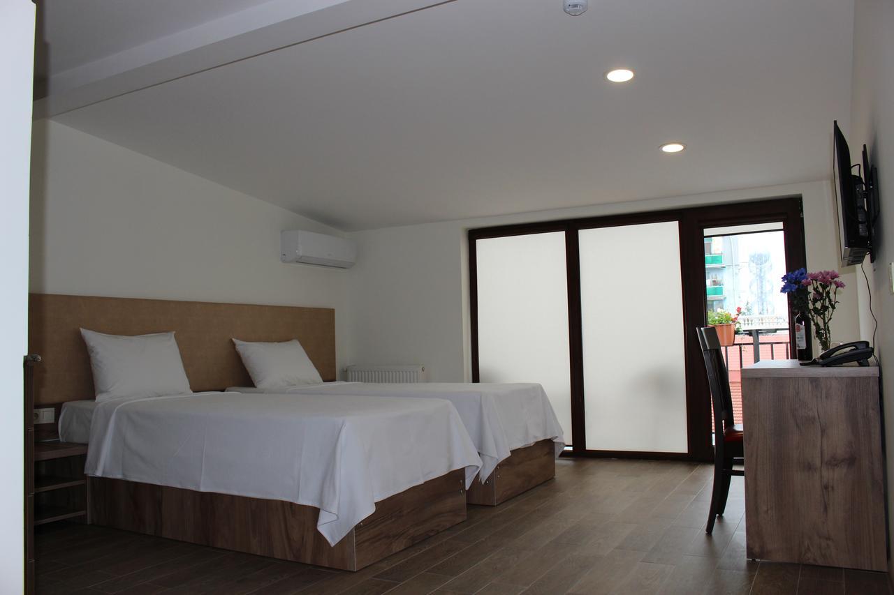 Boutique Hotel 32 Batumi Esterno foto