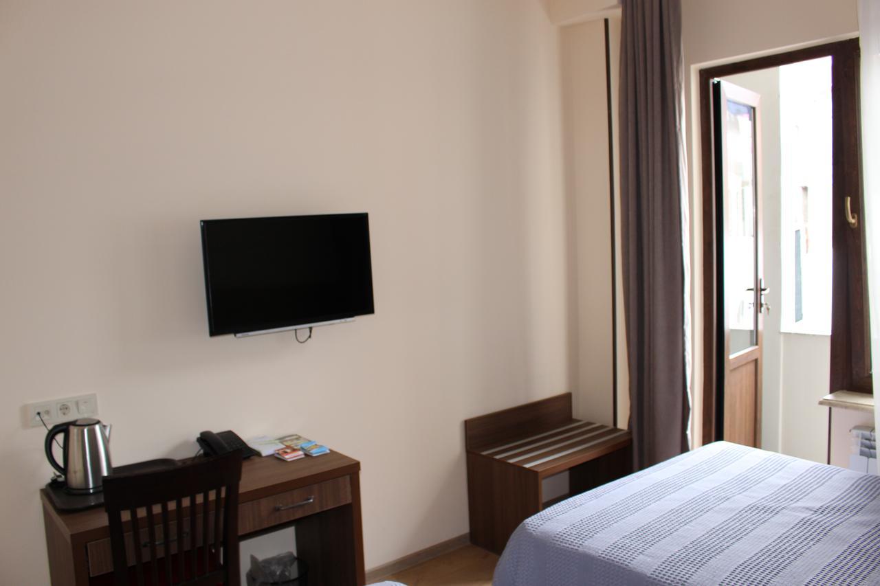Boutique Hotel 32 Batumi Esterno foto