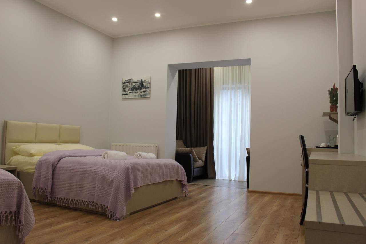 Boutique Hotel 32 Batumi Esterno foto