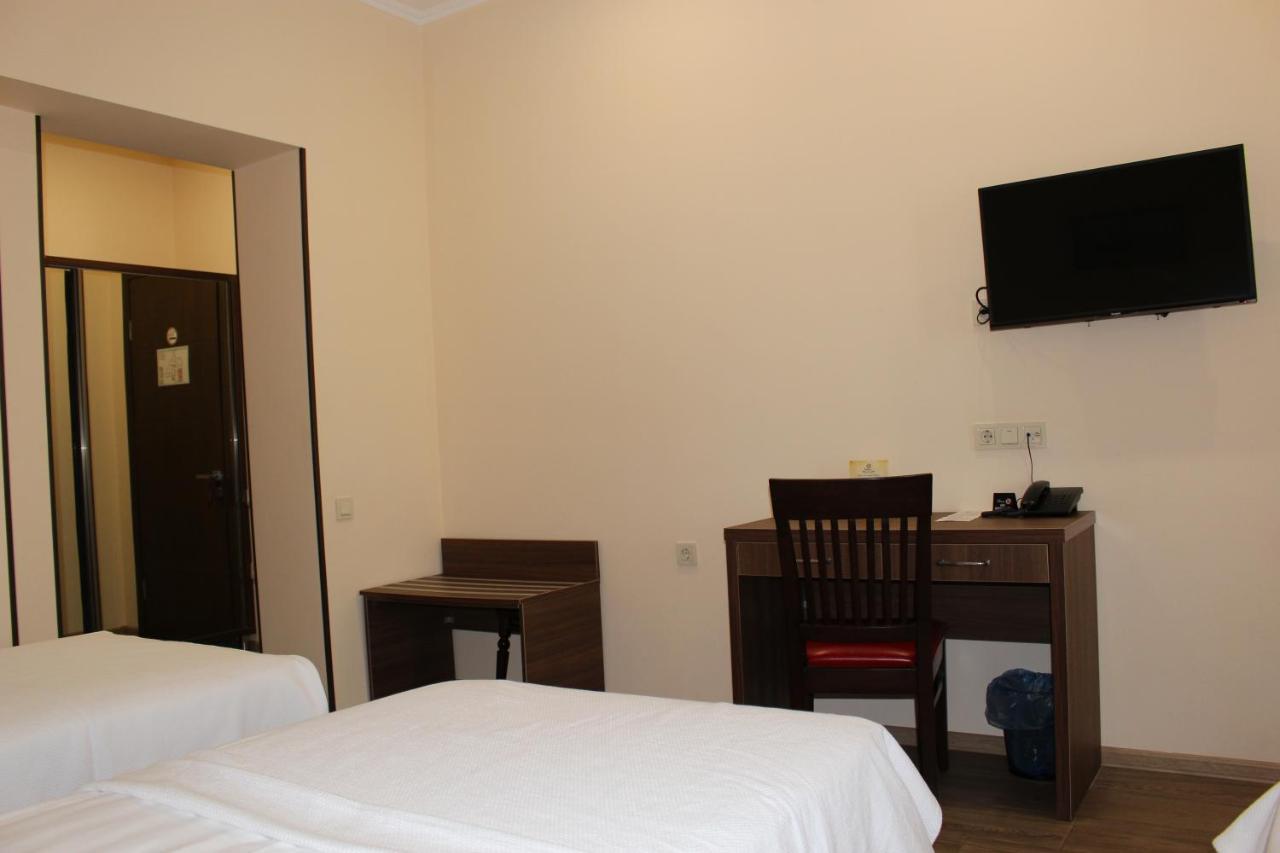 Boutique Hotel 32 Batumi Esterno foto