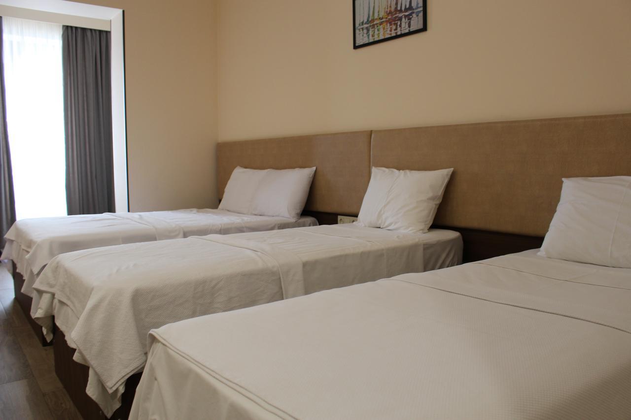 Boutique Hotel 32 Batumi Esterno foto