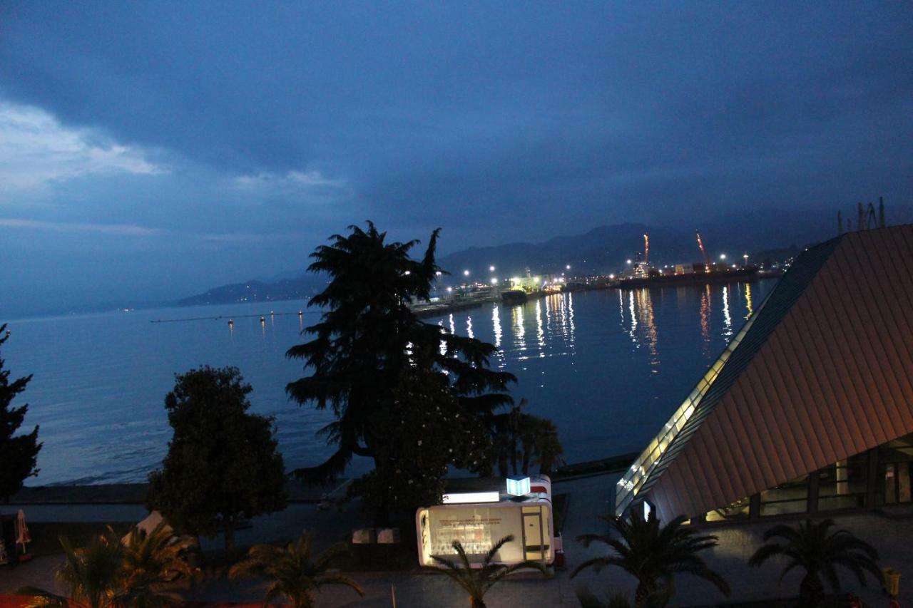 Boutique Hotel 32 Batumi Esterno foto